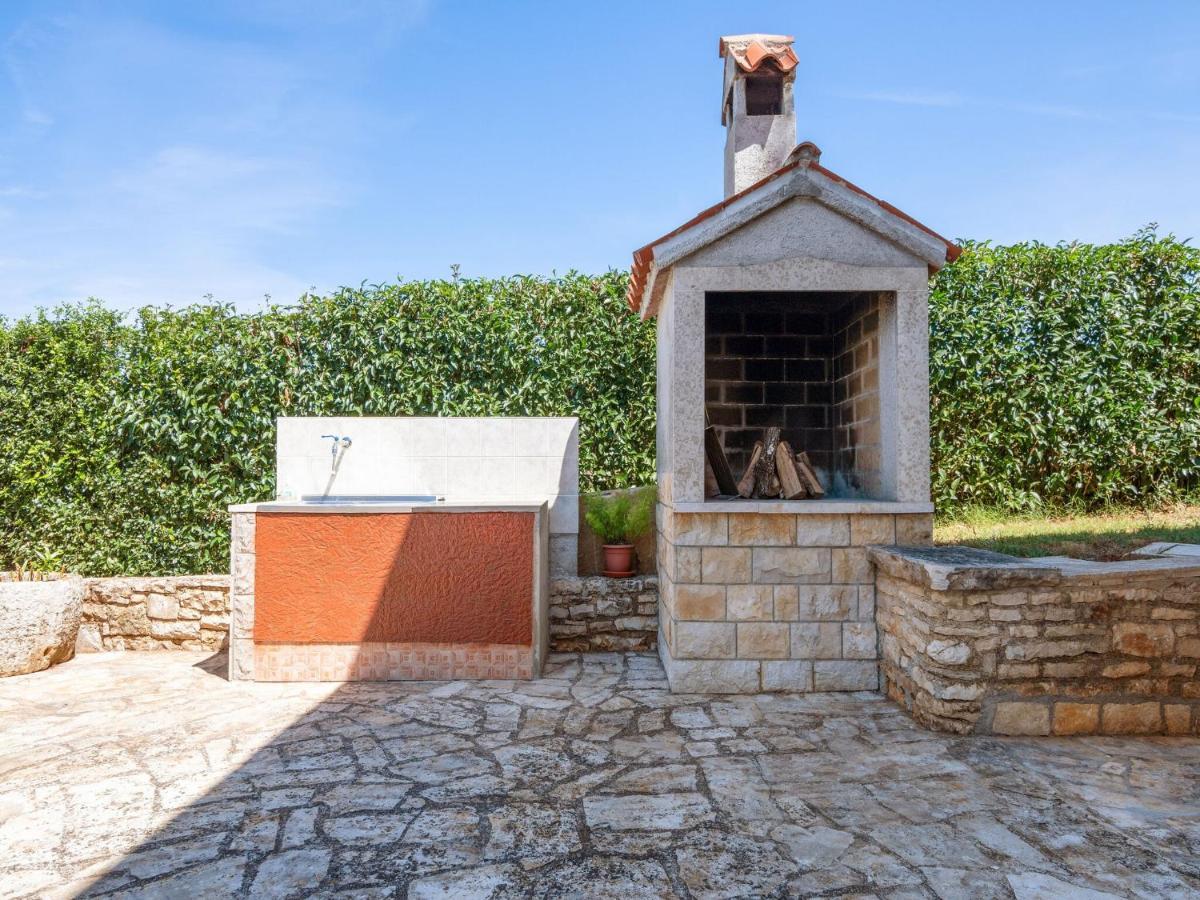 Secluded Apartment In Pore With Garden Poreč Zewnętrze zdjęcie